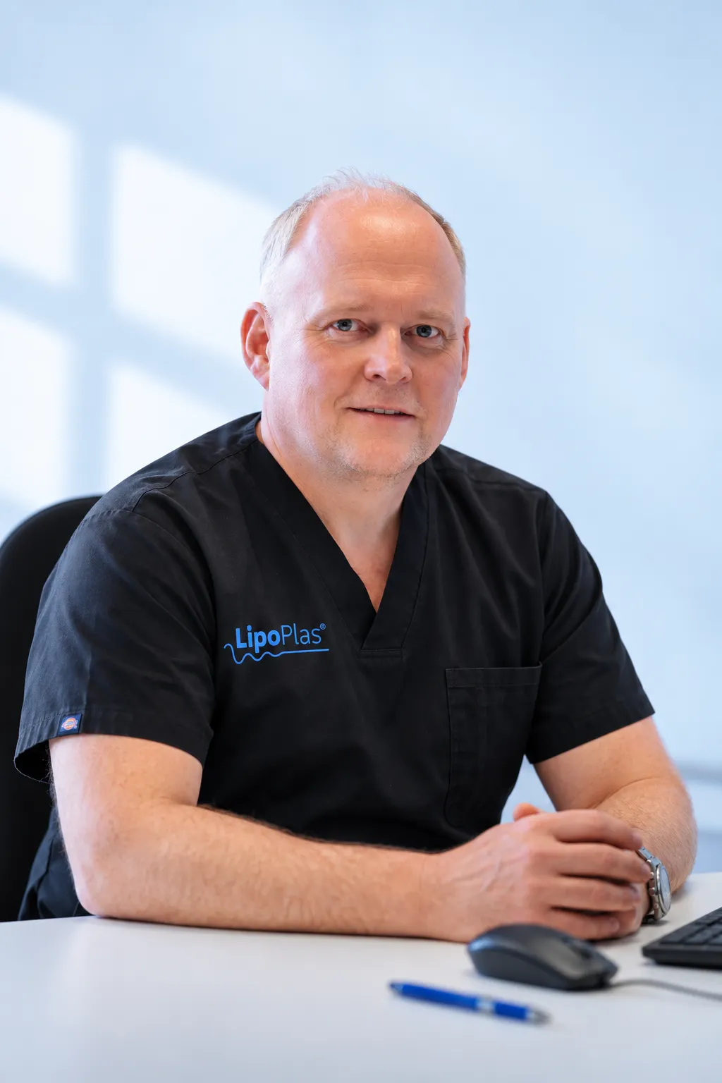Portrait von Dr. Dirk Schult am Baum