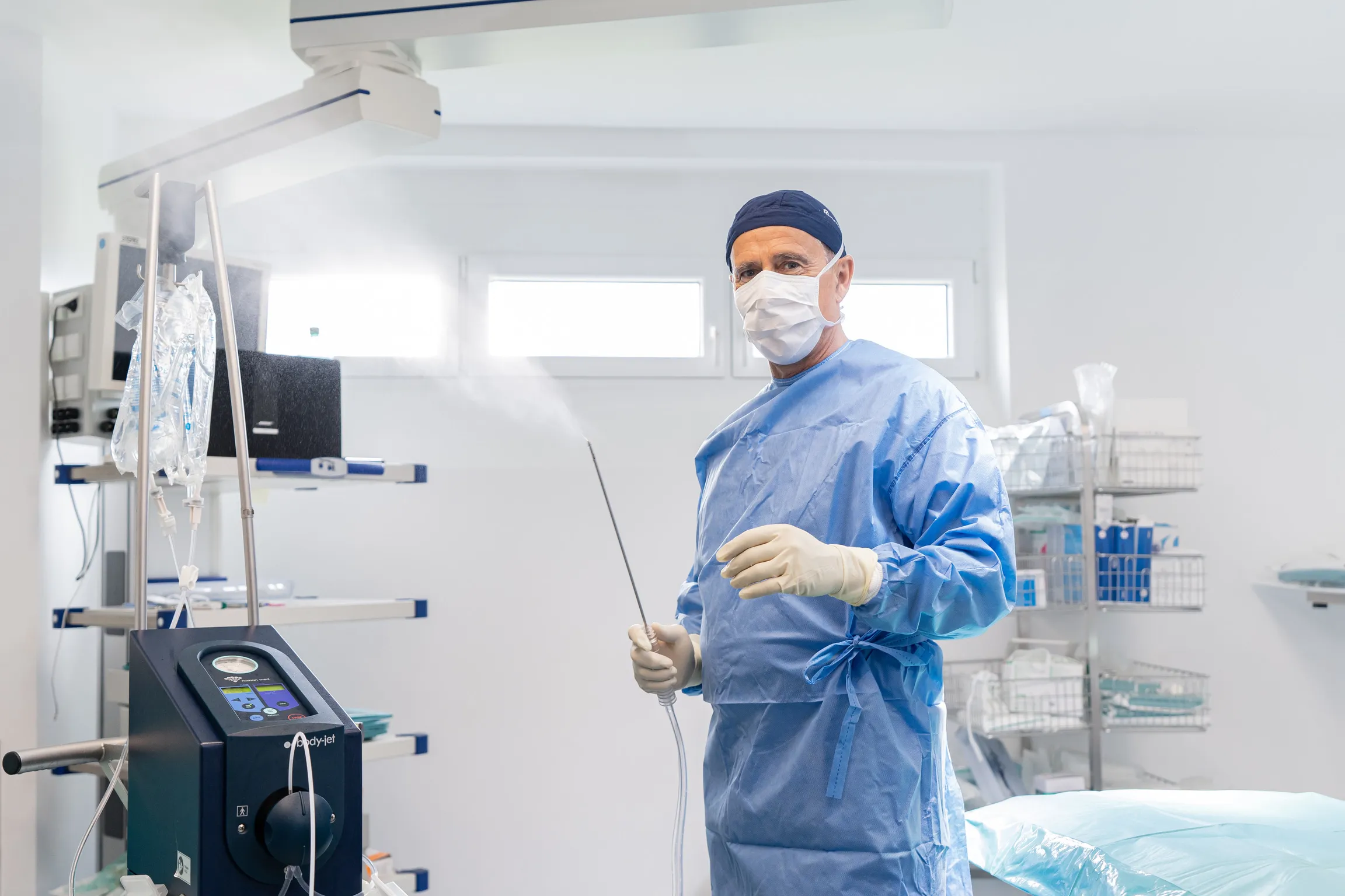 LipoPlas-Arzt mit WAL-Instrument im OP